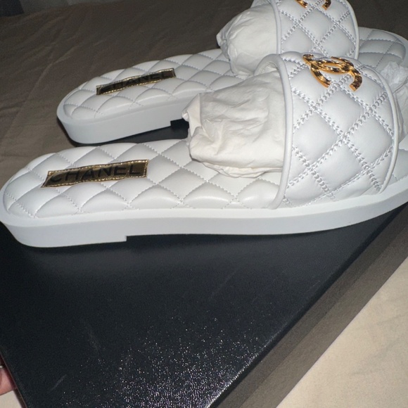 Chanel Patent CC Mules - Picture 5 of 6